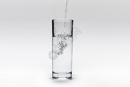 白色水晕倒一杯水产生了水泡和气泡背景