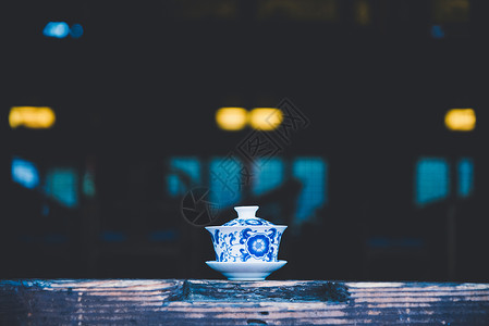 青花瓷碗筷一杯绿茶背景