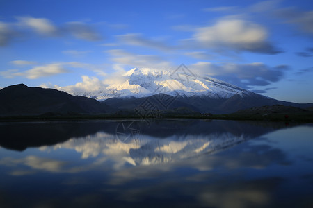 雪山、慕士塔格峰、湖面图片