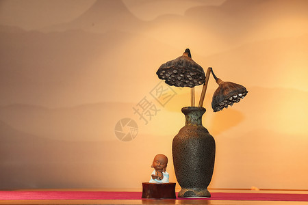 一桌摆设的茶席和小沙弥背景图片
