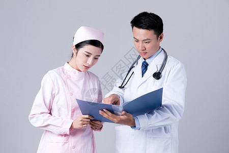 医生和护士在看病历图片
