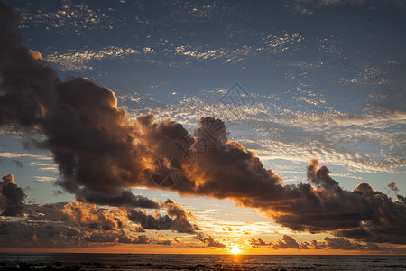 特别的夕阳云层背景图片