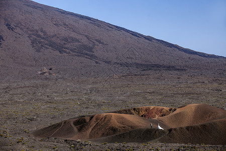 婚纱照旅拍火山上的婚纱照背景