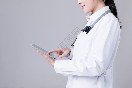 医生在线解答年轻医生使用平板电脑背景