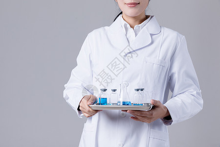 化学药瓶年轻医生手拿医药托盘药瓶液体背景