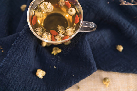 菊花枸杞养生茶在画面上面图片