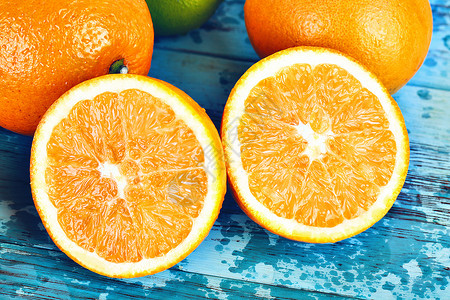 橙子蓝色背景鲜橙片高清图片