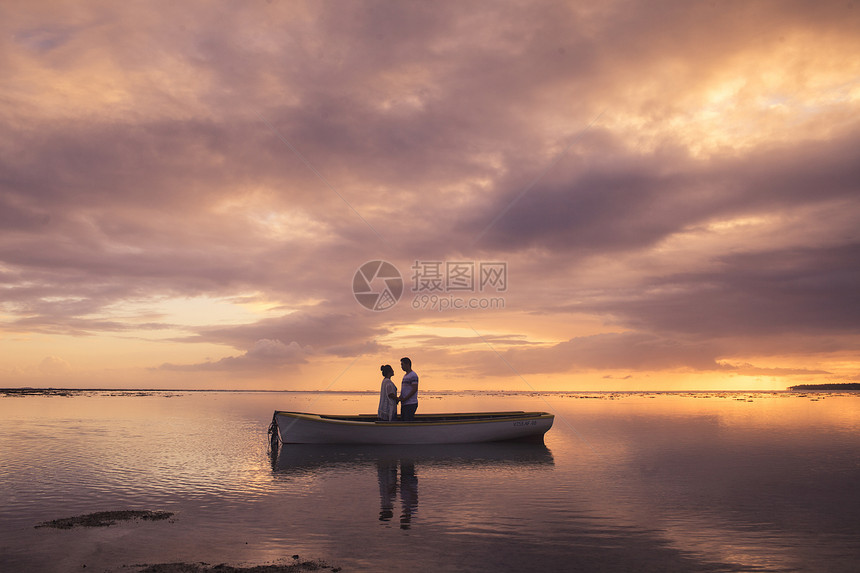 夕阳晚霞下的情侣图片