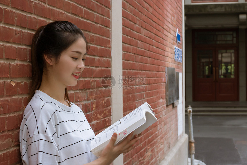 青春校园的学生图片