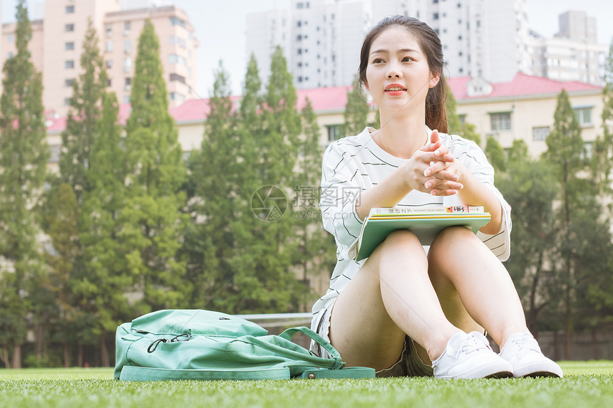 青春校园的学生图片