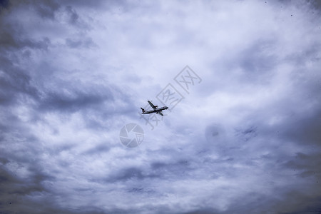 恶劣天气下的飞机背景图片