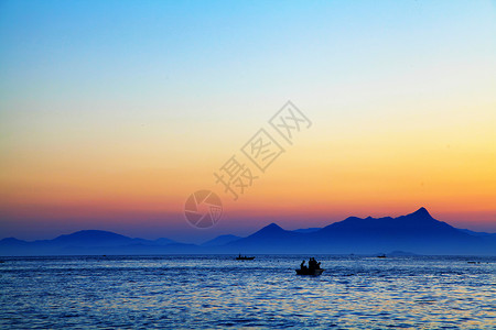 暮色天空海边山脉夕阳美景背景