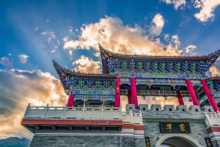 秋季元素蓝天白云下的中国建筑背景