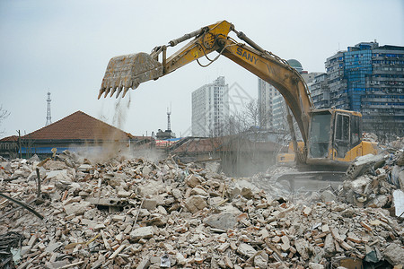 废弃设备拆迁废墟与挖掘机背景