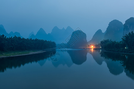 中国山水墨画清晨如水墨画般的桂林漓江山水背景