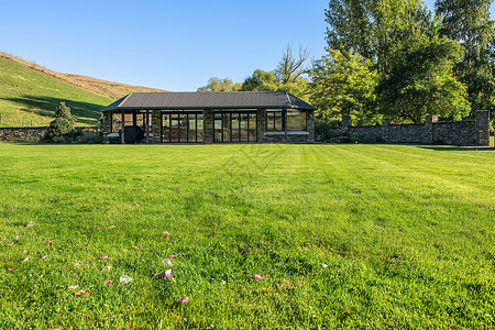 新西兰南岛自然风景大草坪与玻璃房屋背景