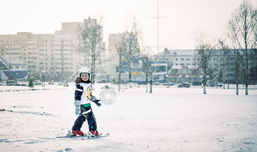 冬季学习滑雪的儿童背景图片