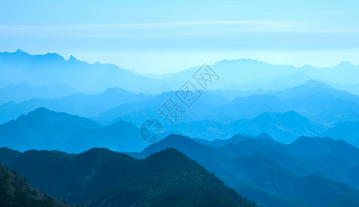 烟青色祁连山脉山峦起伏叠嶂背景