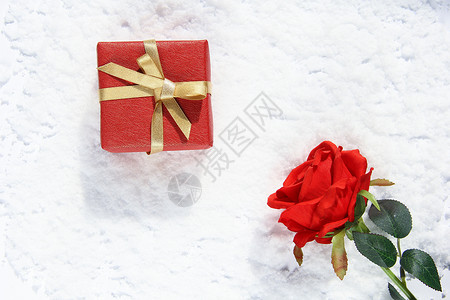 雪地里的礼物和红玫瑰简约背景图背景图片