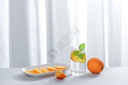 一杯橙汁水果橙子和白色纱窗背景