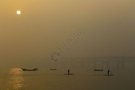 渔民人物素材夕阳下的渔人背景