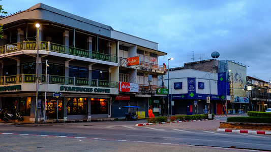 蓝色喷溅效果泰国清迈街道背景