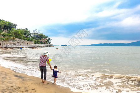 沙滩上母女厦门厦大白城沙滩海边的母女背景