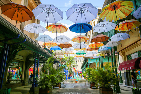 特色风情的彩色雨伞街景图片