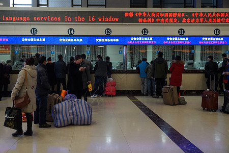 高铁车票北京站坐火车回家的人背景