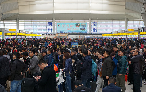 火车车票北京南站赶火车的人们背景