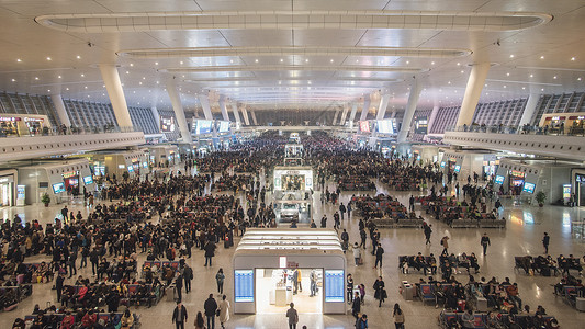 人山人海的上海虹桥高铁站背景图片