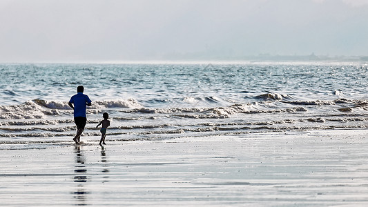 童年海边在海边参加亲子活动的幸福的一家人背景