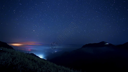 山顶的夜景图片