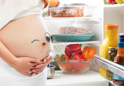 冰箱中的食物孕妇健康营养饮食设计图片