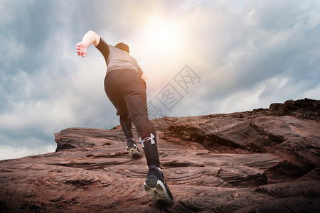 女性腹肌奔跑登山设计图片