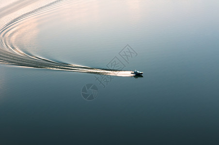 宁静水面上行驶的船背景图片