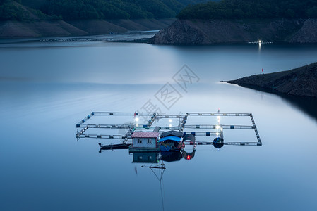 水上夜景宁静水上的房子小船背景