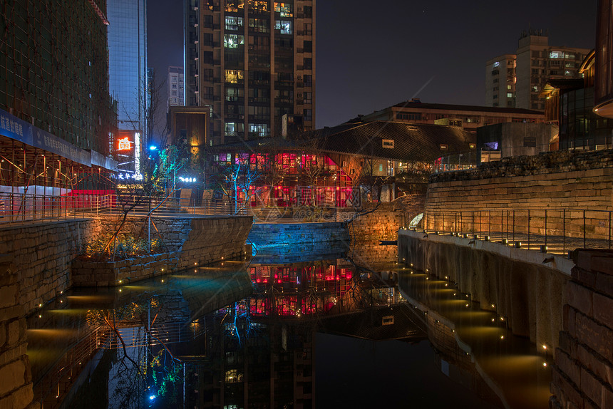 休闲街区夜景图片