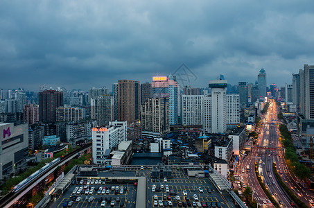 大雨将至的城市交通高清图片