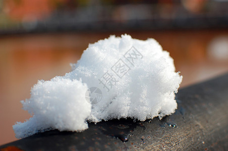 下雪啦冬天的阳光融雪高清图片