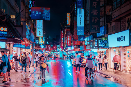 台北夜景街道行人高清图片