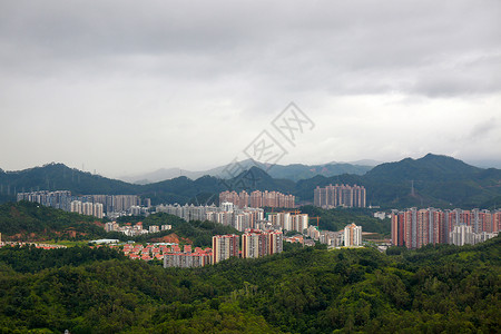 山城山里下雨高清图片