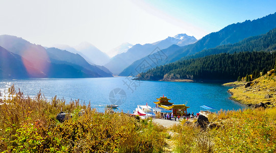 树林远山新疆天池背景