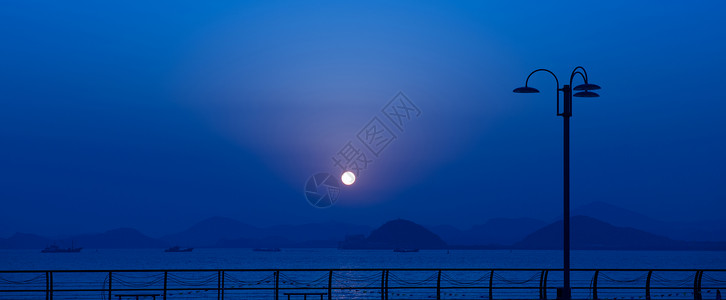 海上岛屿海上明月背景