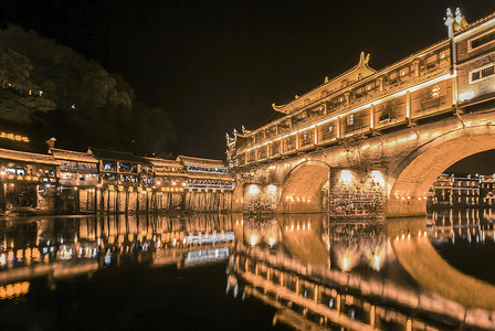 湖南凤凰古城夜景辉煌的高清图片素材