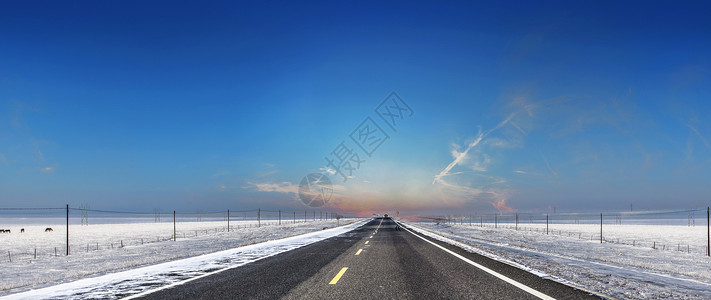 柏油马路大雪中的公路背景