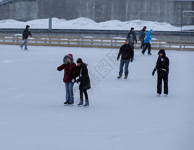 国外下雪滑冰的人们高清图片