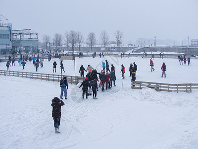 赫利尔国外下雪滑冰的人们背景