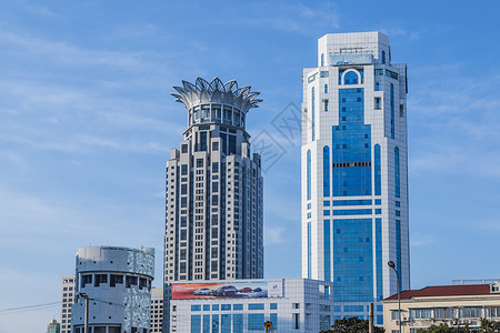 蓝天下的上海商务大楼图片