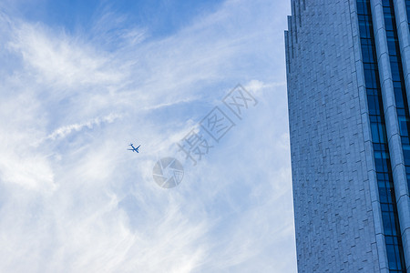 黄昏蓝天白云下的建筑特写图片